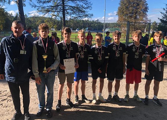 Chłopcy starsi z trenerem