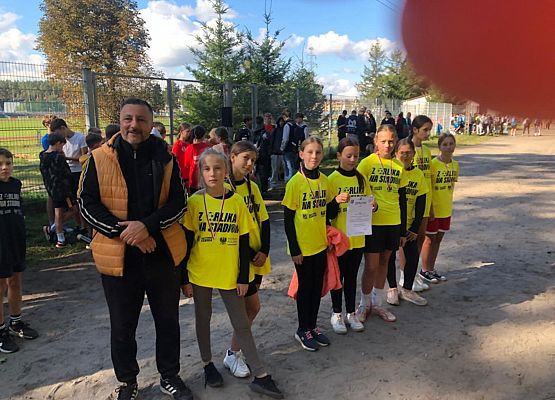 Dziewczynki młodsze z trenerem