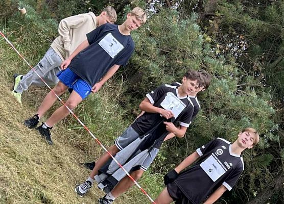 Chłopcy oczekują na start