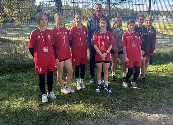 Dziewczynki z trenerem