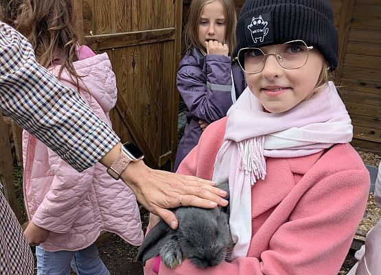 Lidia z królikiem na rękach