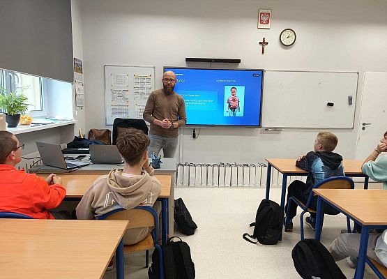 pan i klasa 8a na lekcji