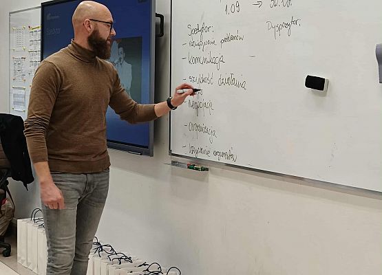 pan pisze na tablicy