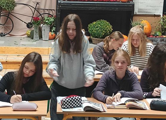 scenka w wykonaniu klasy 7a