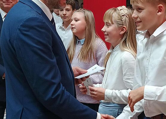 Wójt rozdaje dyplomy