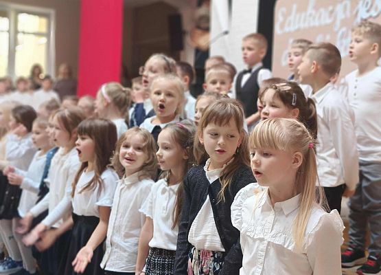 uczniowie klasy 1 występują