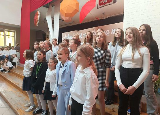 śpiewa szkolny chór