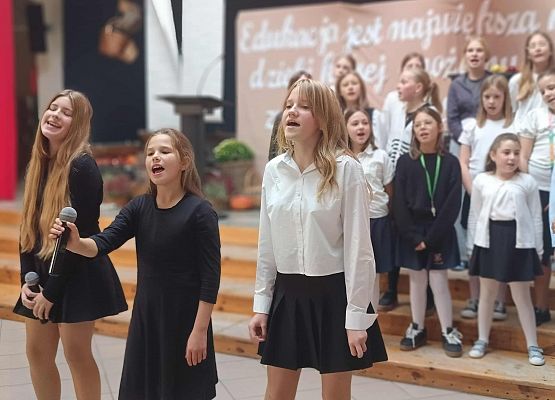 występ szkolnego chóru