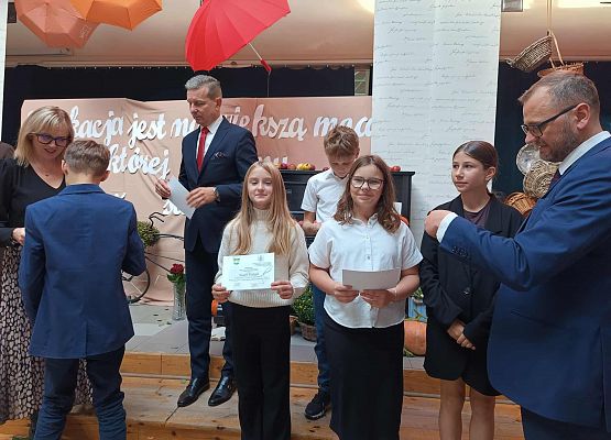 Wójt rozdaje dyplomy