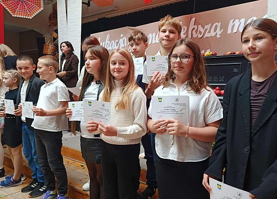 uczniowie klas 5 z dyplomami