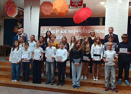 uczniowie klas 6 ze stypendiamii