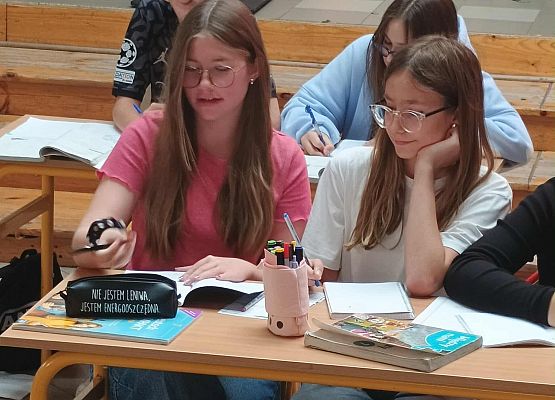 uczennice klasy 7a występ