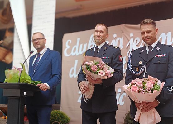 Zaproszeni goście z kwiatami