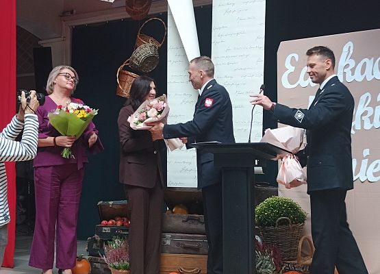 Przekazanie kwiatów na ręce pani dyrektor