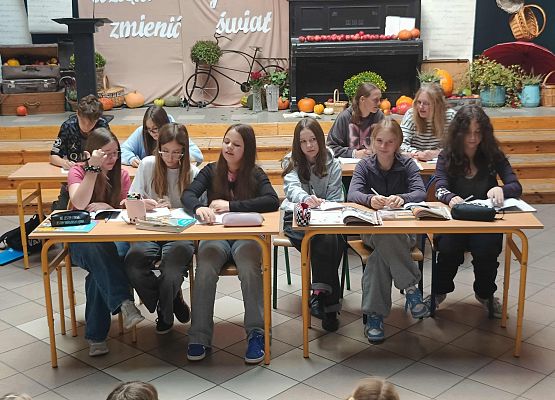 uczniowie siedzą w ławkach