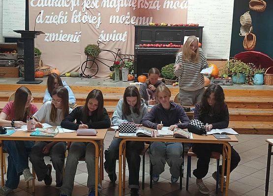 uczniowie piszą - występ