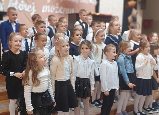 klasa 1 dzieci śpiewają piosenkę