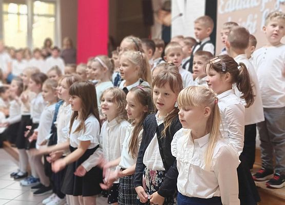 klasa 1 śpiewa piosenkę