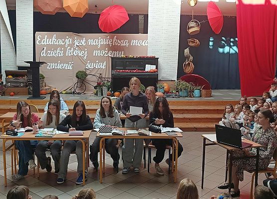 występ klasy 7a uczniowie siedzą w ławkach