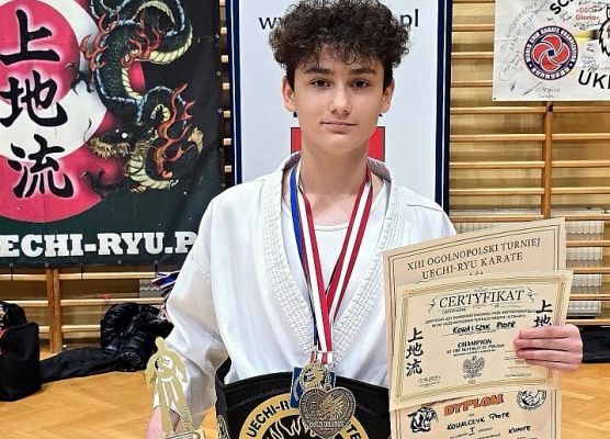 Piotr Kowalczyk z medalami i dyplomami