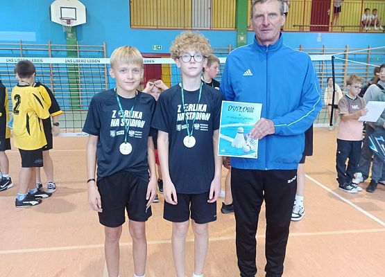 Zawodnicy z nauczycielem