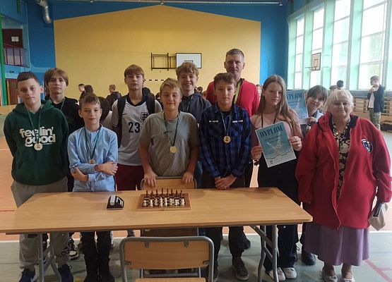 Szachiści z nauczycielem