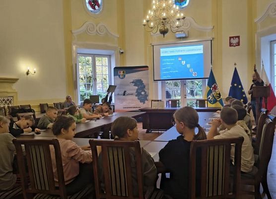 dzieci oglądają prezentacje o podziwiają witraże