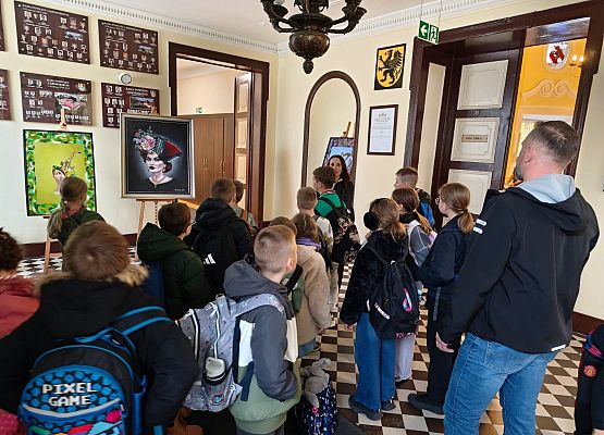 dzieci podziwiają prace pana Starzeckiego