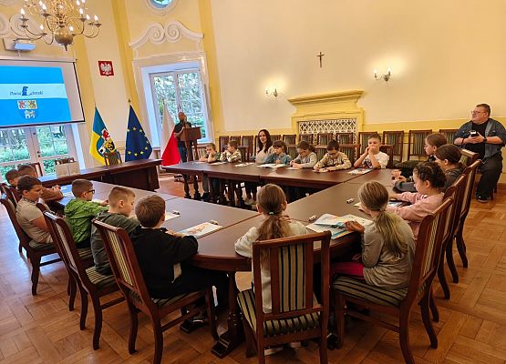 klasa 3b w sali obrad w starostwie