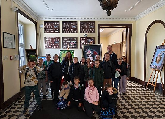 klasa 3b z panem Wojniczem na wystawie prac malarskich