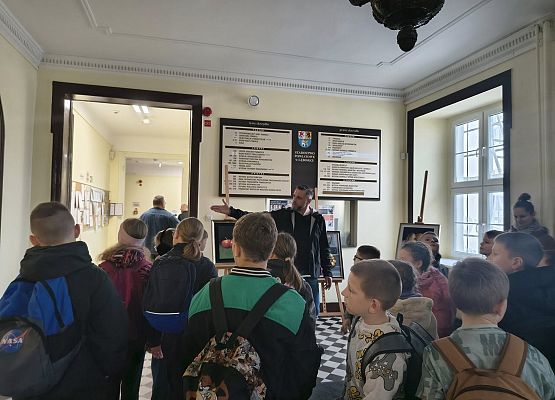 tata Dominiki opowiada dzieciom o obrazach