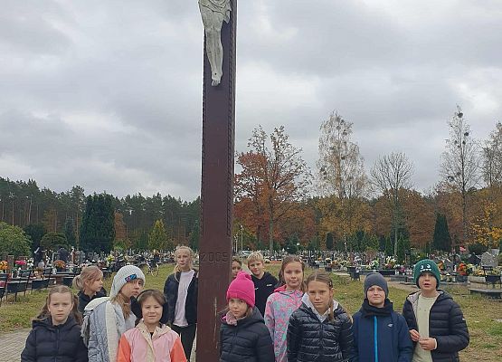 Dzieci uczciły pamięć bliskich zmarłych