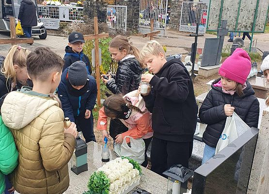 Uczniowie na cmentarzu