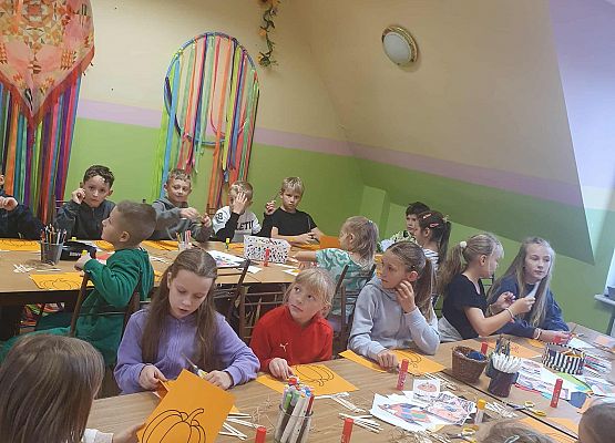 Dzieci wykonują pracę