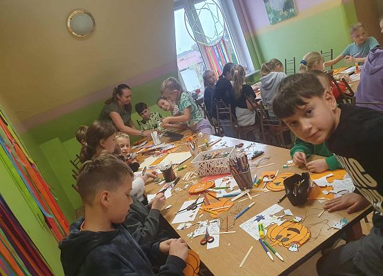 Uczniowie wykonują dynie