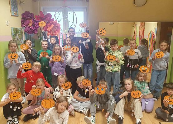 Uczniowie z gotową pracą plastyczną