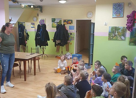 Pani Magdą opowiada uczniom o GOK