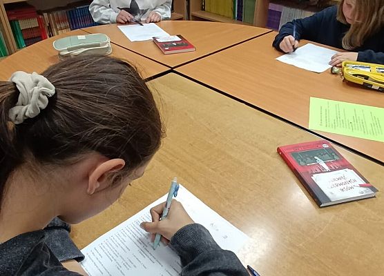 dziewczynki rozwiązują pierwszy test