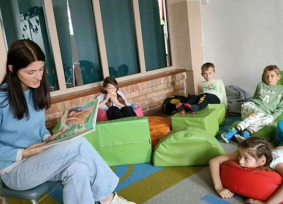 Uczniowie słuchają baśni Andersena w świetlicy szkolnej.