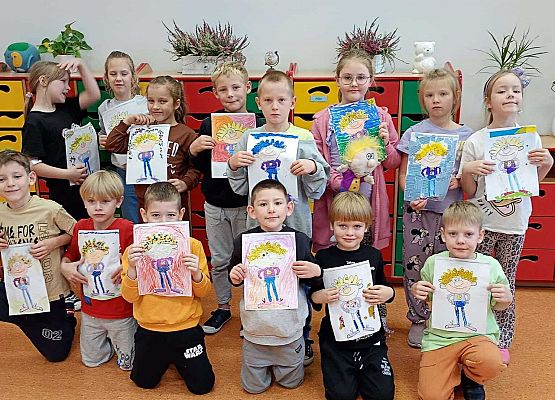 Uczniowie klasy 1b wykonują portrety Bratka