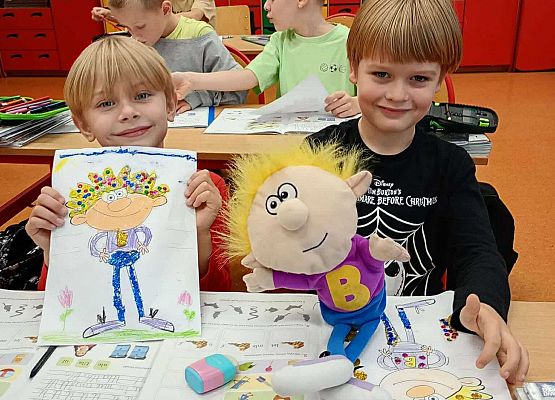 Uczniowie klasy 1b wykonują portrety Bratka