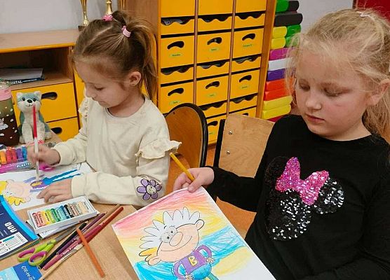 Uczniowie klasy 1a wykonują portrety Bratka.