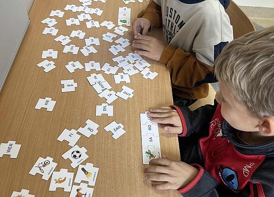 Uczniowie budują wyrazy z sylab.