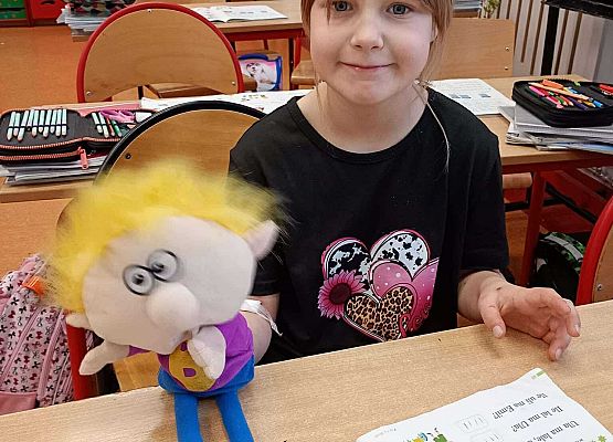 Uczniowie klasy 1b wykonują portrety Bratka