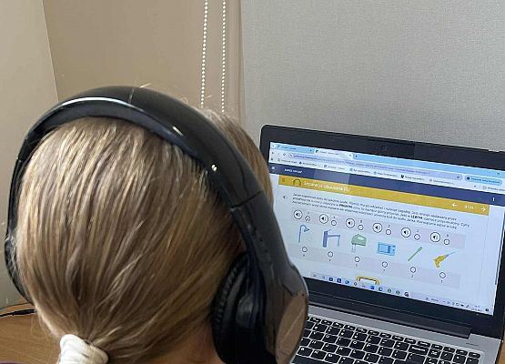 Uczennica wykonuje ćwiczenia słuchowe.