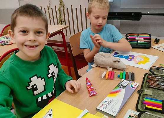 Uczniowie klasy 1a wykonują portrety Bratka.