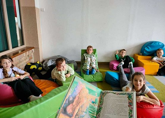 Uczniowie słuchają baśni Andersena w świetlicy szkolnej.