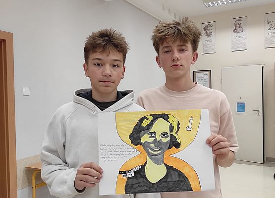 Chłopcy prezentują efekty swojej pracy