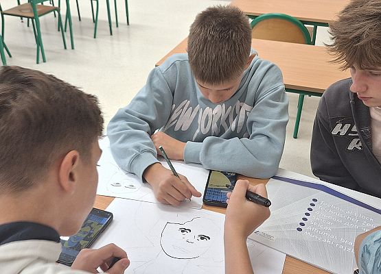 Chłopcy rysują sylwetki kobiet