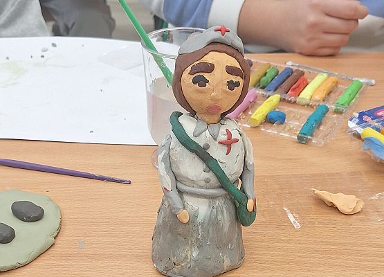 Figurka kobiety powstańca